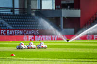 06.09.2026, München, Deutschland. Google Pixel Frauen-Bundesliga: FC Bayern München Frauen gegen SC Freiburg Frauen am FC Bayern Campus. Auf dem Platz liegen die Fußbälle auf einem Haufen.