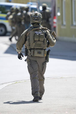 Bad Wörishofen, Deutschland – 12.05.2026: Zahlreiche Einsatzkräfte der Polizei und das SEK sind bei einem Großeinsatz an der Hauptstraße in Bad Wörishofen im Einsatz. Das Gebiet wurde großräumig abgesperrt.