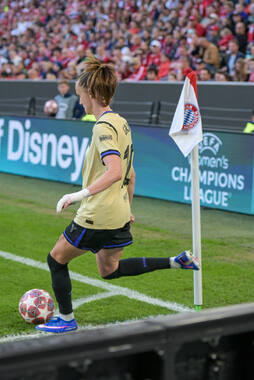 Allianz Arena, München, Deutschland – 25.04.2026: Fußball, UEFA Women’s Champions League 2025/2026, Halbfinale Hinspiel, FC Bayern München Frauen vs. FC Barcelona Frauen: Caroline Graham Hansen (FC Barcelona, Sturm) schießt aus der Ecke.