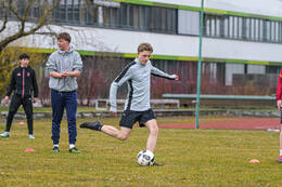 Bad Wörishofen, Deutschland – Vorbereitungstraining für das Schulderby 2026 zwischen der Wirtschaftsschule Bad Wörishofen und dem Josef-Bernhard-Gymnasium Türkheim auf dem Gelände der Wirtschaftsschule in Bad Wörishofen. Das Spiel ist für Mai 2026 geplant.