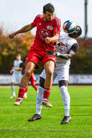 03.10.2026, Mindelheim, Deutschland. Kreisliga Allgäu Nord: TSV Mindelheim gegen (SG) Sontheim/Westerheim. Spielort: Julius-Strohmayer Stadion. Sulayman Drammeh (TSV Mindelheim) beim Kopfball, im Kopfballduell, beim Luftduell