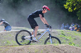 Mindelheim, Deutschland – 23.05.2026: Eröffnung der neuen BikeArea auf der Schwabenwiese in Mindelheim. Die von Schanzenwerk gestaltete und gebaute Anlage umfasst Pumptrack-, Flowline- und Jumpline-Elemente für Kinder, Jugendliche und Erwachsene.
