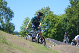 Mindelheim, Deutschland – 23.05.2026: Eröffnung der neuen BikeArea auf der Schwabenwiese in Mindelheim. Die von Schanzenwerk gestaltete und gebaute Anlage umfasst Pumptrack-, Flowline- und Jumpline-Elemente für Kinder, Jugendliche und Erwachsene.