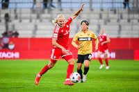 19.10.2026, München, Bayern, Deutschland. Google Pixel Frauen-Bundesliga: FC Bayern Frauen gegen VfB Stuttgart Frauen. Spielort: FC Bayern Campus-Stadion. Pernille Harder (FC Bayern Frauen) am Ball, mit dem Ball, in einer Spielszene
