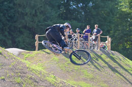 Mindelheim, Deutschland – 23.05.2026: Eröffnung der neuen BikeArea auf der Schwabenwiese in Mindelheim. Die von Schanzenwerk gestaltete und gebaute Anlage umfasst Pumptrack-, Flowline- und Jumpline-Elemente für Kinder, Jugendliche und Erwachsene.
