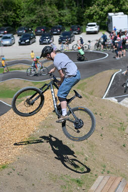 Mindelheim, Deutschland – 23.05.2026: Eröffnung der neuen BikeArea auf der Schwabenwiese in Mindelheim. Die von Schanzenwerk gestaltete und gebaute Anlage umfasst Pumptrack-, Flowline- und Jumpline-Elemente für Kinder, Jugendliche und Erwachsene.