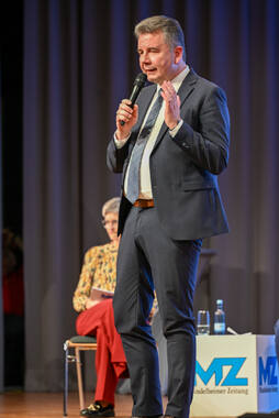 Podiumsdiskussion zur Bürgermeisterwahl in Bad Wörishofen im Kursaal. Die Bürgermeisterkandidaten Daniel Pflügl, Stefan Welzel und Paul Gruschka stellten sich den Fragen von Moderation und Publikum.