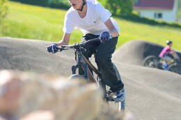 Mindelheim, Deutschland – 23.05.2026: Eröffnung der neuen BikeArea auf der Schwabenwiese in Mindelheim. Die von Schanzenwerk gestaltete und gebaute Anlage umfasst Pumptrack-, Flowline- und Jumpline-Elemente für Kinder, Jugendliche und Erwachsene.