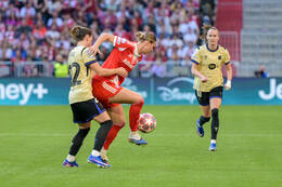 Allianz Arena, München, Deutschland – 25.04.2026: Fußball, UEFA Women’s Champions League 2025/2026, Halbfinale Hinspiel, FC Bayern München Frauen vs. FC Barcelona Frauen: Klara Bühl / Klara Buehl (FC Bayern München, Sturm) hat den Ballbesitz vor Ona Batlle (FC Barcelona, Abwehr), Caroline Graham Hansen (FC Barcelona, Sturm)