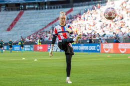 Allianz Arena, München, Deutschland – 25.04.2026: Fußball, UEFA Women’s Champions League 2025/2026, Halbfinale Hinspiel, FC Bayern München Frauen vs. FC Barcelona Frauen: Anna Klink (FC Bayern München, Tor) schießt den Ball.