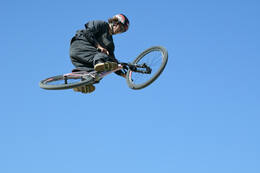 Mindelheim, Deutschland – 23.05.2026: Eröffnung der neuen BikeArea auf der Schwabenwiese in Mindelheim. Die von Schanzenwerk gestaltete und gebaute Anlage umfasst Pumptrack-, Flowline- und Jumpline-Elemente für Kinder, Jugendliche und Erwachsene.