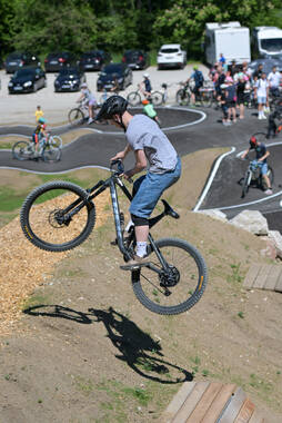 Mindelheim, Deutschland – 23.05.2026: Eröffnung der neuen BikeArea auf der Schwabenwiese in Mindelheim. Die von Schanzenwerk gestaltete und gebaute Anlage umfasst Pumptrack-, Flowline- und Jumpline-Elemente für Kinder, Jugendliche und Erwachsene.