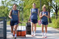 05.08.2026, München, Deutschland. Google Pixel Frauen-Bundesliga: Die FC Bayern Frauen absolvieren auf dem FC Bayern Campus eine Trainingseinheit zur Vorbereitung auf das Testspiel gegen Paris FC. Lena Oberdorf (FC Bayern Frauen), Alara Sehitler (FC Bayern Frauen), Linda Dallmann (FC Bayern Frauen)