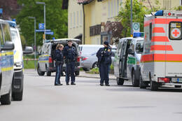 Bad Wörishofen, Deutschland – 12.05.2026: Zahlreiche Einsatzkräfte der Polizei und das SEK sind bei einem Großeinsatz an der Hauptstraße in Bad Wörishofen im Einsatz. Das Gebiet wurde großräumig abgesperrt.