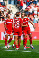 06.09.2026, München, Deutschland. Google Pixel Frauen-Bundesliga: FC Bayern München Frauen gegen SC Freiburg Frauen am FC Bayern Campus. Giulia Gwinn (FC Bayern Frauen) und Momoko Tanikawa (FC Bayern Frauen) jubeln.