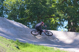Mindelheim, Deutschland – 23.05.2026: Eröffnung der neuen BikeArea auf der Schwabenwiese in Mindelheim. Die von Schanzenwerk gestaltete und gebaute Anlage umfasst Pumptrack-, Flowline- und Jumpline-Elemente für Kinder, Jugendliche und Erwachsene.