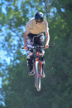 Mindelheim, Deutschland – 23.05.2026: Eröffnung der neuen BikeArea auf der Schwabenwiese in Mindelheim. Die von Schanzenwerk gestaltete und gebaute Anlage umfasst Pumptrack-, Flowline- und Jumpline-Elemente für Kinder, Jugendliche und Erwachsene.