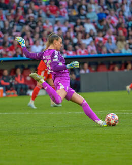 Allianz Arena, München, Deutschland – 25.04.2026: Fußball, UEFA Women’s Champions League 2025/2026, Halbfinale Hinspiel, FC Bayern München Frauen vs. FC Barcelona Frauen: Ena Mahmutovic (FC Bayern München, Tor) schießt den Ball weg.