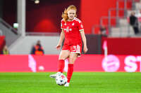 19.10.2026, München, Bayern, Deutschland. Google Pixel Frauen-Bundesliga: FC Bayern Frauen gegen VfB Stuttgart Frauen. Spielort: FC Bayern Campus-Stadion. Stine Ballisager (FC Bayern Frauen) beim Pass, beim Zuspiel, bei der Ballabgabe