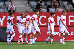 19.08.2026, München, Deutschland. FC Bayern München U19 vs. VfB Stuttgart U19 am FC Bayern Campus in München. VfB U19 Spieler jubeln