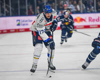 09.10.2026, München, Deutschland. PENNY DEL, Deutsche Eishockey Liga, Saison 2026/27, 7. Spieltag: EHC Red Bull München gegen ERC Ingolstadt im SAP Garden in München. Taro Hirose (EHC Red Bull München) beim Pass, beim Zuspiel, bei der Puckabgabe
