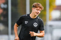 03.10.2026, Mindelheim, Deutschland. Kreisliga Allgäu Nord: TSV Mindelheim gegen (SG) Sontheim/Westerheim. Spielort: Julius-Strohmayer Stadion. Jonas Miller (TSV Mindelheim) fröhlich, gut gelaunt, lachend