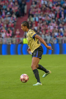 Allianz Arena, München, Deutschland – 25.04.2026: Fußball, UEFA Women’s Champions League 2025/2026, Halbfinale Hinspiel, FC Bayern München Frauen vs. FC Barcelona Frauen: Esmee Brugts (FC Barcelona, Abwehr) am Ball.
