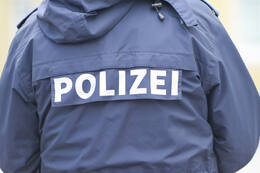 Bad Wörishofen, Deutschland – 12.05.2026: Zahlreiche Einsatzkräfte der Polizei und das SEK sind bei einem Großeinsatz an der Hauptstraße in Bad Wörishofen im Einsatz. Das Gebiet wurde großräumig abgesperrt.