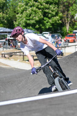 Mindelheim, Deutschland – 23.05.2026: Eröffnung der neuen BikeArea auf der Schwabenwiese in Mindelheim. Die von Schanzenwerk gestaltete und gebaute Anlage umfasst Pumptrack-, Flowline- und Jumpline-Elemente für Kinder, Jugendliche und Erwachsene.
