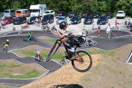 Mindelheim, Deutschland – 23.05.2026: Eröffnung der neuen BikeArea auf der Schwabenwiese in Mindelheim. Die von Schanzenwerk gestaltete und gebaute Anlage umfasst Pumptrack-, Flowline- und Jumpline-Elemente für Kinder, Jugendliche und Erwachsene.