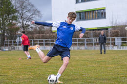 Bad Wörishofen, Deutschland – Vorbereitungstraining für das Schulderby 2026 zwischen der Wirtschaftsschule Bad Wörishofen und dem Josef-Bernhard-Gymnasium Türkheim auf dem Gelände der Wirtschaftsschule in Bad Wörishofen. Das Spiel ist für Mai 2026 geplant.