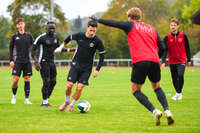 17.10.2026, Mindelheim, Bayern, Deutschland. Kreisliga Allgäu Nord: TSV Mindelheim gegen SV Oberegg. Spielort: Julius-Strohmayer-Stadion. Anel Junuzovic (TSV Mindelheim) am Ball, mit dem Ball, in einer Spielszene