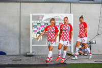 06.09.2026, München, Deutschland. Google Pixel Frauen-Bundesliga: FC Bayern München Frauen gegen SC Freiburg Frauen am FC Bayern Campus. Lisa Kolb (SC Freiburg Frauen), Lisa Karl (SC Freiburg Frauen), Julia Stierli (SC Freiburg Frauen)