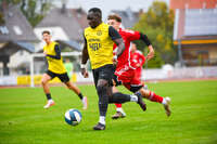 17.10.2026, Mindelheim, Bayern, Deutschland. Kreisliga Allgäu Nord: TSV Mindelheim gegen SV Oberegg. Spielort: Julius-Strohmayer-Stadion. Sulayman Drammeh (TSV Mindelheim) am Ball, mit dem Ball, in einer Spielszene