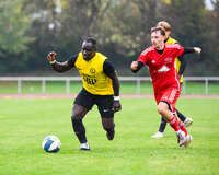 17.10.2026, Mindelheim, Bayern, Deutschland. Kreisliga Allgäu Nord: TSV Mindelheim gegen SV Oberegg. Spielort: Julius-Strohmayer-Stadion. Sulayman Drammeh (TSV Mindelheim) am Ball, mit dem Ball, in einer Spielszene