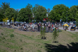 Mindelheim, Deutschland – 23.05.2026: Eröffnung der neuen BikeArea auf der Schwabenwiese in Mindelheim. Die von Schanzenwerk gestaltete und gebaute Anlage umfasst Pumptrack-, Flowline- und Jumpline-Elemente für Kinder, Jugendliche und Erwachsene.