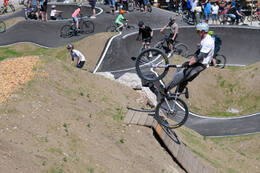 Mindelheim, Deutschland – 23.05.2026: Eröffnung der neuen BikeArea auf der Schwabenwiese in Mindelheim. Die von Schanzenwerk gestaltete und gebaute Anlage umfasst Pumptrack-, Flowline- und Jumpline-Elemente für Kinder, Jugendliche und Erwachsene.