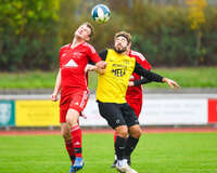 17.10.2026, Mindelheim, Bayern, Deutschland. Kreisliga Allgäu Nord: TSV Mindelheim gegen SV Oberegg. Spielort: Julius-Strohmayer-Stadion. Riccardo Schulz (TSV Mindelheim) beim Kopfball, im Kopfballduell, beim Luftduell mit (Oberegg) Spieler