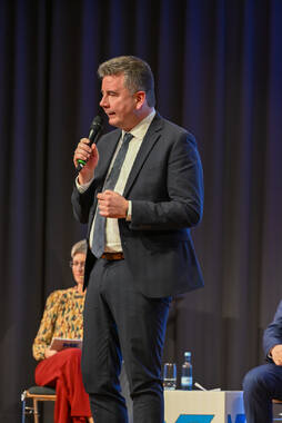 Podiumsdiskussion zur Bürgermeisterwahl in Bad Wörishofen im Kursaal. Die Bürgermeisterkandidaten Daniel Pflügl, Stefan Welzel und Paul Gruschka stellten sich den Fragen von Moderation und Publikum.