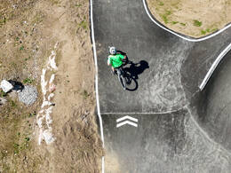 Mindelheim, Deutschland – 23.05.2026: Eröffnung der neuen BikeArea auf der Schwabenwiese in Mindelheim. Die von Schanzenwerk gestaltete und gebaute Anlage umfasst Pumptrack-, Flowline- und Jumpline-Elemente für Kinder, Jugendliche und Erwachsene.