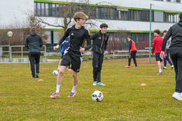 Bad Wörishofen, Deutschland – Vorbereitungstraining für das Schulderby 2026 zwischen der Wirtschaftsschule Bad Wörishofen und dem Josef-Bernhard-Gymnasium Türkheim auf dem Gelände der Wirtschaftsschule in Bad Wörishofen. Das Spiel ist für Mai 2026 geplant.