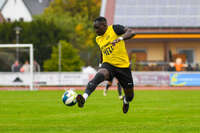17.10.2026, Mindelheim, Bayern, Deutschland. Kreisliga Allgäu Nord: TSV Mindelheim gegen SV Oberegg. Spielort: Julius-Strohmayer-Stadion. Sulayman Drammeh (TSV Mindelheim) am Ball, mit dem Ball, in einer Spielszene