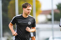 03.10.2026, Mindelheim, Deutschland. Kreisliga Allgäu Nord: TSV Mindelheim gegen (SG) Sontheim/Westerheim. Spielort: Julius-Strohmayer Stadion. David Kienle (TSV Mindelheim) nachdenklich, ernst, fokussiert