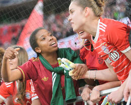 Allianz Arena, München, Deutschland – 25.04.2026: Fußball, UEFA Women’s Champions League 2025/2026, Halbfinale Hinspiel, FC Bayern München Frauen vs. FC Barcelona Frauen: Fans streiten sich um die Handschuhe von Ena Mahmutovic (FC Bayern München, Tor).