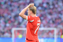 Allianz Arena, München, Deutschland – 25.04.2026: Fußball, UEFA Women’s Champions League 2025/2026, Halbfinale Hinspiel, FC Bayern München Frauen vs. FC Barcelona Frauen: Giulia Gwinn (FC Bayern München, Abwehr) spielt mit Ihren Haaren.