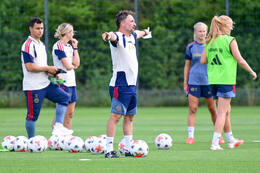 19.08.2026, München, Deutschland. Google Pixel Frauen-Bundesliga: Die FC Bayern Frauen absolvieren auf dem FC Bayern Campus eine Trainingseinheit vor dem Bundesliga-Saisonauftakt gegen den 1. FC Union Berlin. Jose Barcala (Cheftrainer, FC Bayern Frauen)