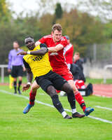 17.10.2026, Mindelheim, Bayern, Deutschland. Kreisliga Allgäu Nord: TSV Mindelheim gegen SV Oberegg. Spielort: Julius-Strohmayer-Stadion. Sulayman Drammeh (TSV Mindelheim) im Zweikampf, im Duell, im Kampf um den Ball