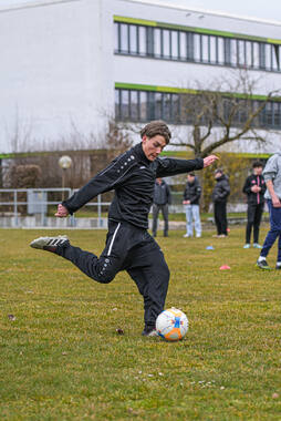 Bad Wörishofen, Deutschland – Vorbereitungstraining für das Schulderby 2026 zwischen der Wirtschaftsschule Bad Wörishofen und dem Josef-Bernhard-Gymnasium Türkheim auf dem Gelände der Wirtschaftsschule in Bad Wörishofen. Das Spiel ist für Mai 2026 geplant.