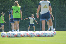 05.08.2026, München, Deutschland. Google Pixel Frauen-Bundesliga: Die FC Bayern Frauen absolvieren auf dem FC Bayern Campus eine Trainingseinheit zur Vorbereitung auf das Testspiel gegen Paris FC. Jose Barcala (Cheftrainer, FC Bayern Frauen)