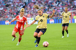 Allianz Arena, München, Deutschland – 25.04.2026: Fußball, UEFA Women’s Champions League 2025/2026, Halbfinale Hinspiel, FC Bayern München Frauen vs. FC Barcelona Frauen: Linda Dallmann (FC Bayern München, Mittelfeld) im Zweikampf mit Clàudia Pina / Claudia Pina (FC Barcelona, Sturm)